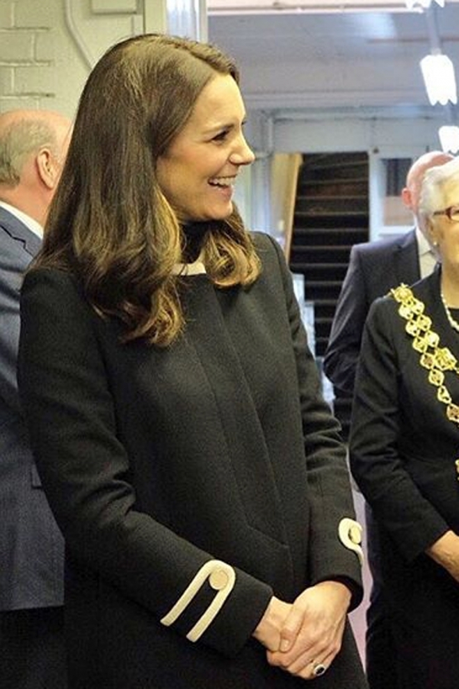 Kate Middleton apuesta por el negro durante su embarazo