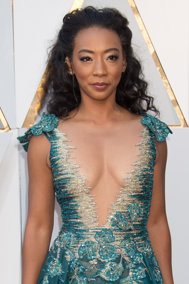 El pronunciado escote de Betty Gabriel en los Oscars 2018