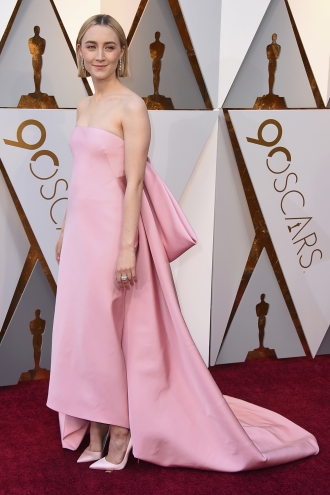 Saoirse Ronan apuesta por el rosa pastel en los Oscars 2018