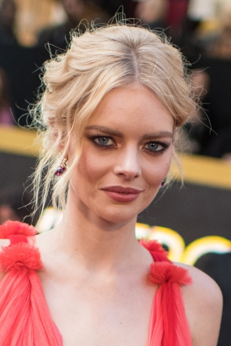 El peinado recogido de Samara Weaving para graduarse