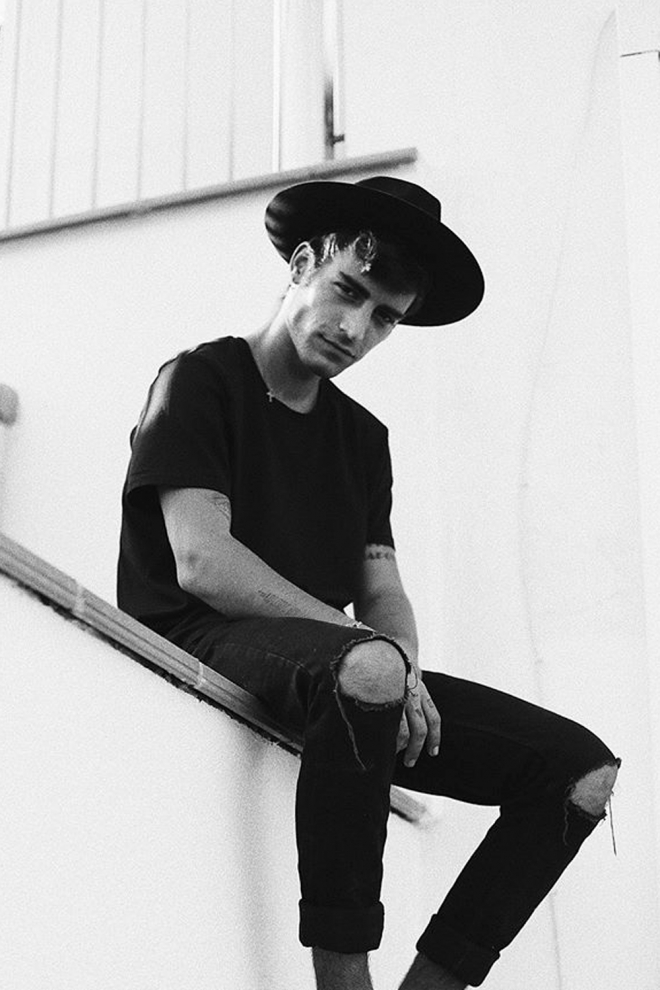 El look de Alex Domenech, el hermano de Dulceida