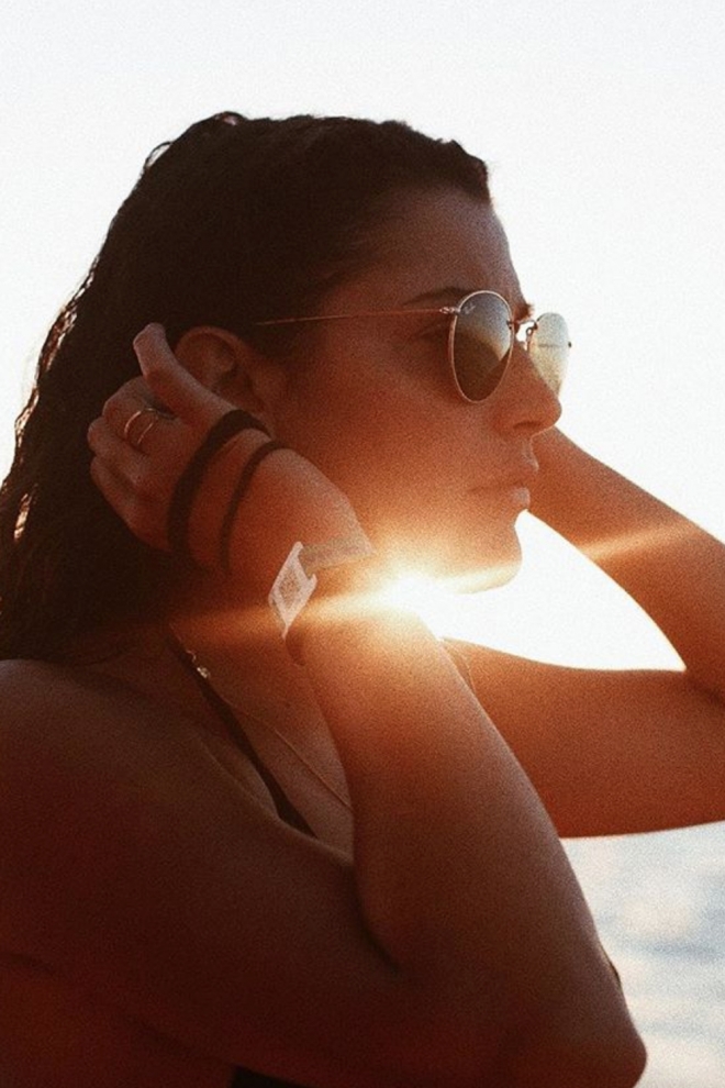 Alba Paul, iluminada por el sol