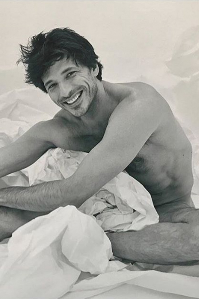 La foto más sexy de Andrés Velencoso en la cama