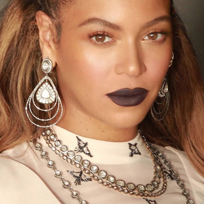 Beyoncé se pinta los labios de marrón