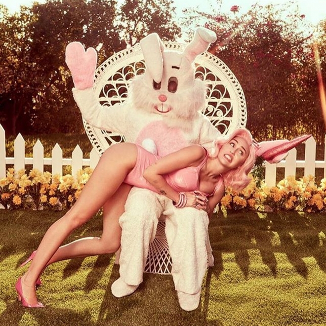 Miley Cyrus, fiel a su estilo hasta en Pascua