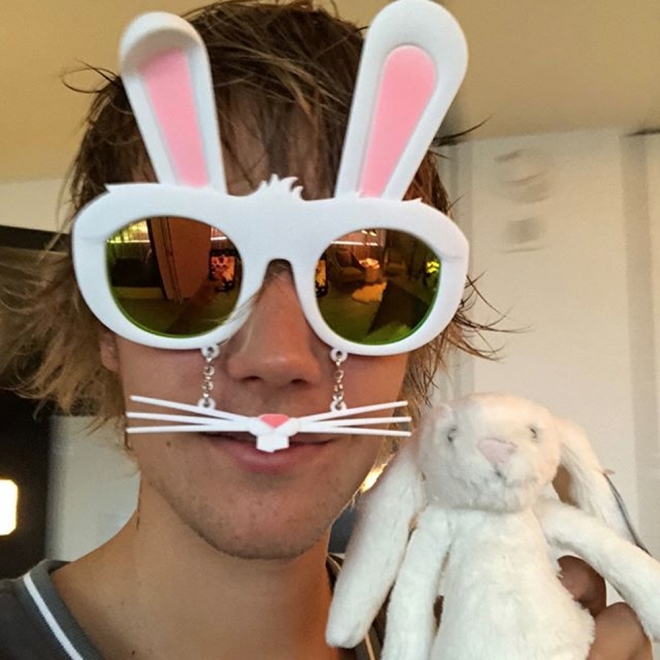 Justin Bieber se disfraza de Conejo de Pascua