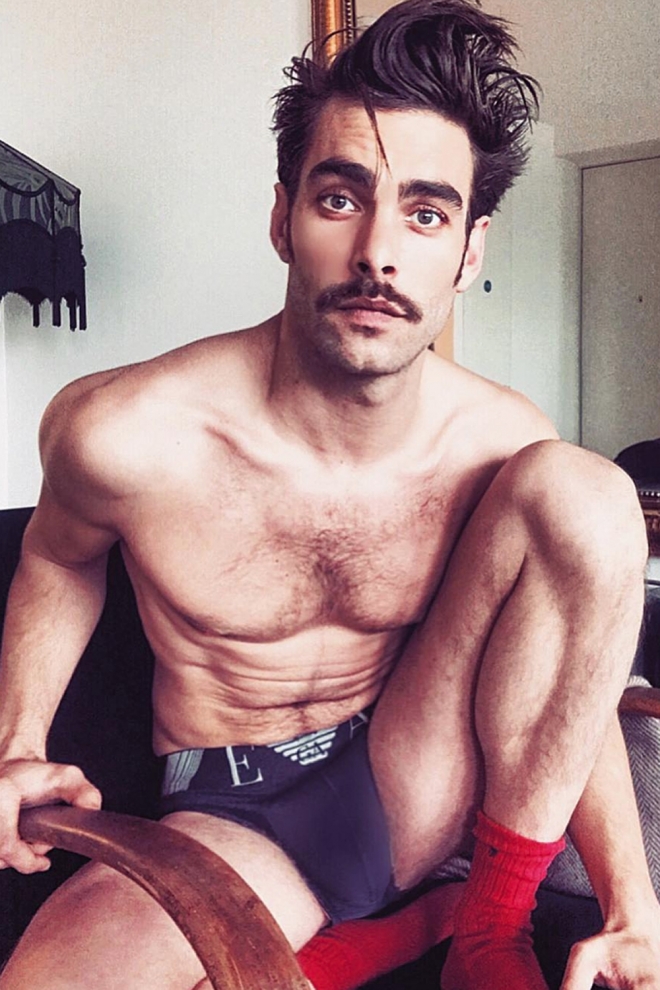 Jon Kortajarena posa en ropa interior en Instagram