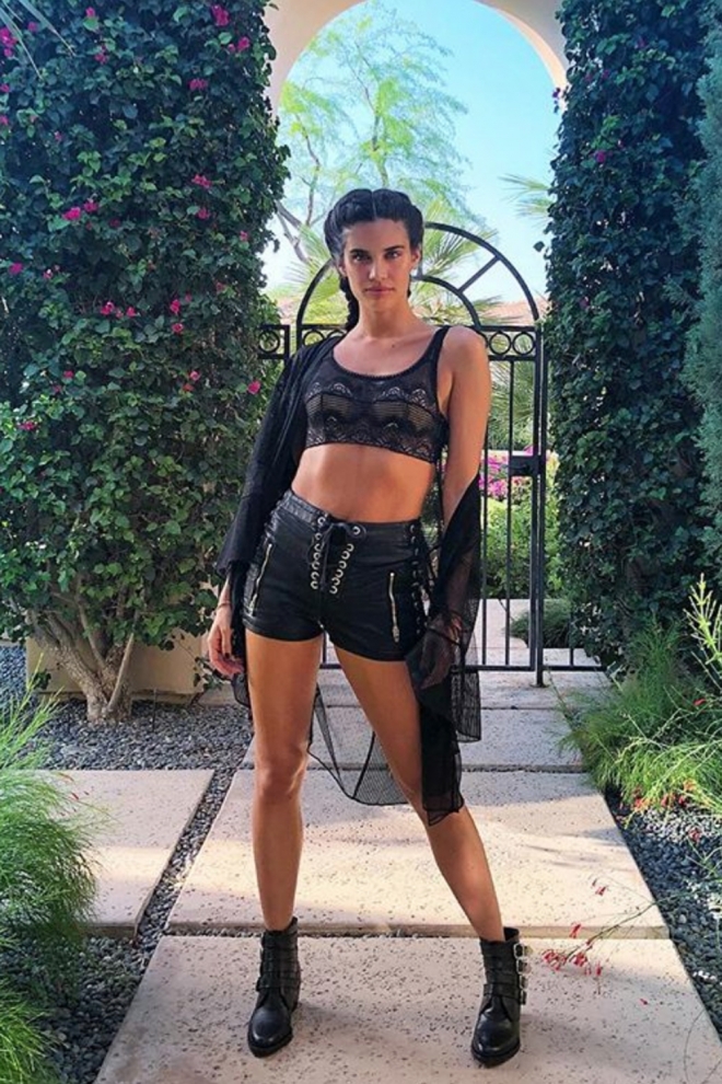 Sara Sampaio se hace las trenzas de moda del Coachella