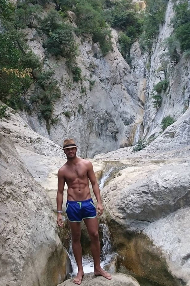 Maxi Iglesias presume de cuerpazo en un paraje idílico