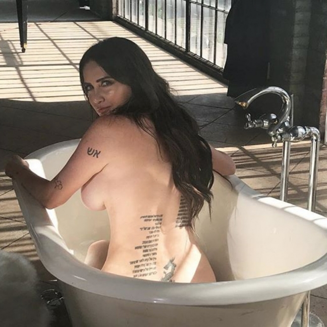 Celia Lora y su sexy foto desnuda en la bañera. 