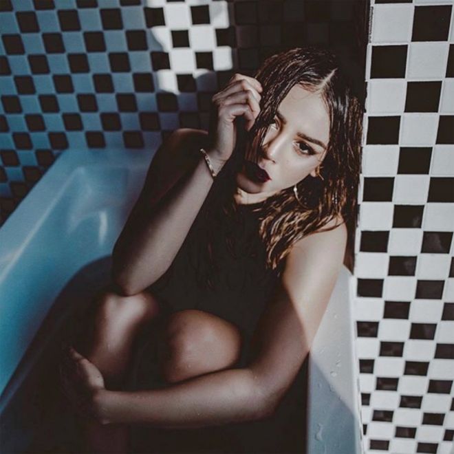 Danna Paola se hace una foto en la bañera