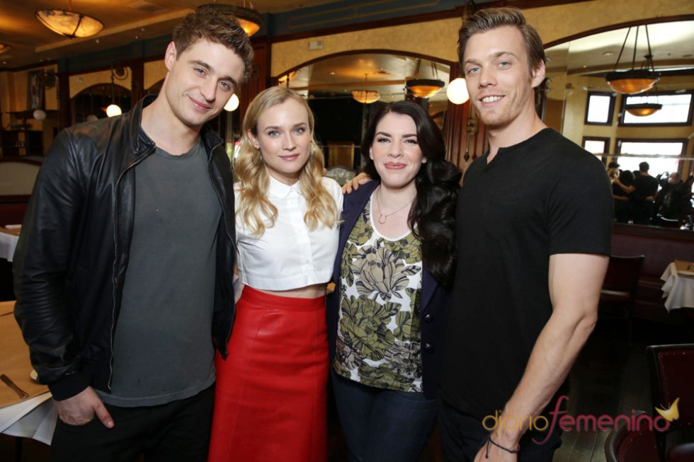 Los actores Max Irons, Diane Kruger, Jake Abel con Stephenie Meyer