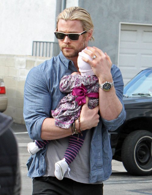 Chris Hemsworth con su bebé en brazos