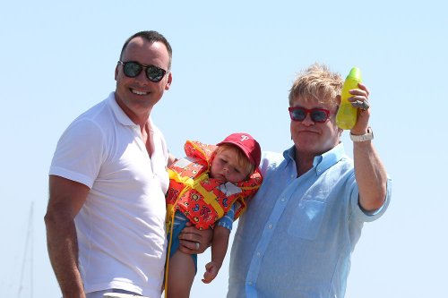 Elton John y su pareja con su hijo
