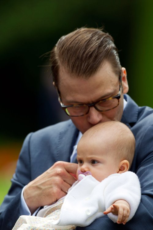 El príncipe Daniel de Suecia con su hija Estelle