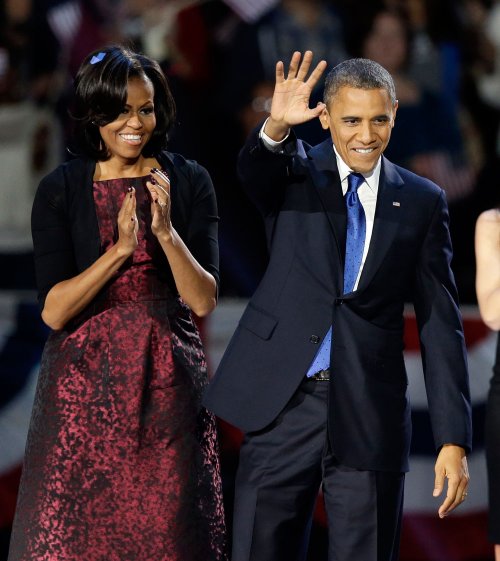 Michelle Obama con un vestido granate