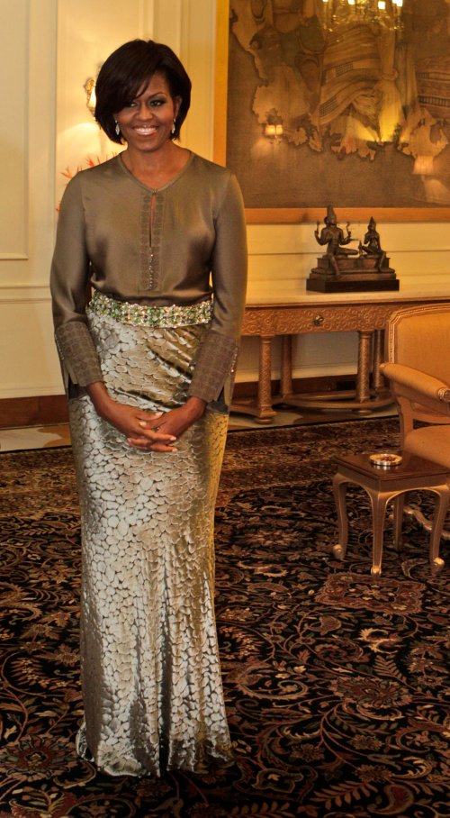 Michelle Obama, look étnico en marrón y dorado