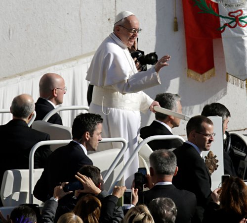 La primera gran misa del Papa Francisco: baño de multitudes