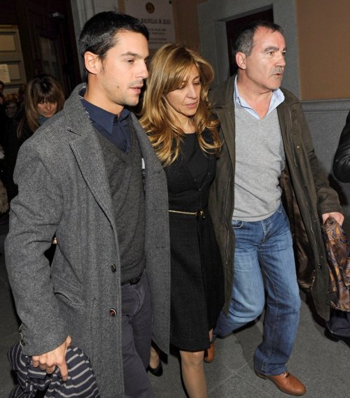 Reyes Monforte junto a Alejo Sauras en el funeral de Pepe Sancho en Madrid