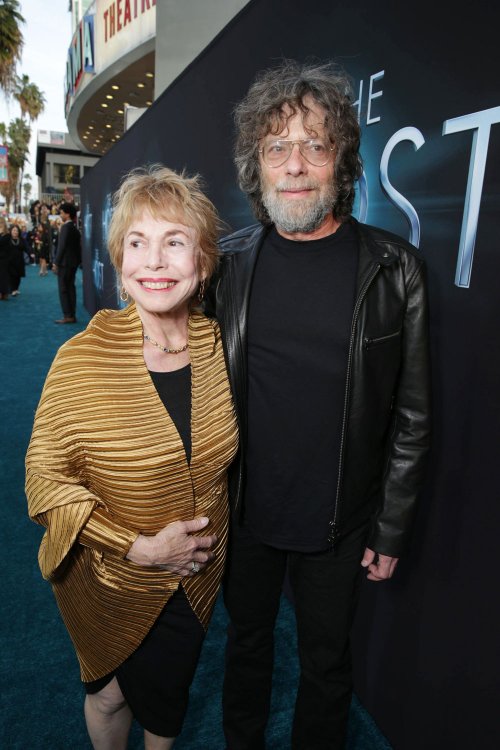 Paula Mae Schwartz y Steve Schwartz en el estreno de 'The Host' en Los Ángeles