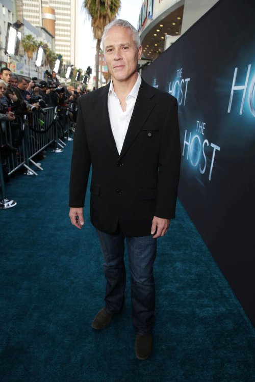 Phil Austin en el estreno de 'The Host' en Los Ángeles