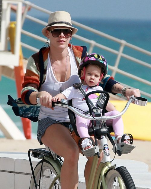 P!nk y su hija Willow dando un paseo en bici por Miami