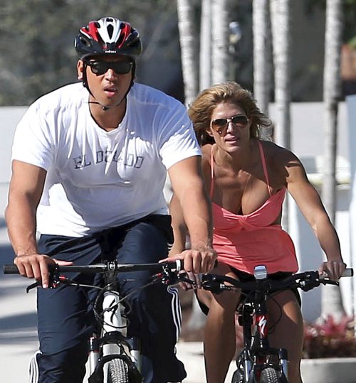 Torrie Wilson y su novio Alex Rodriguez en bici por Miami