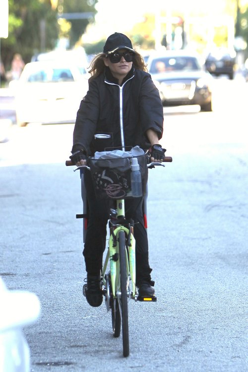 Paulina Rubio paseando en bici por las calles de Miami