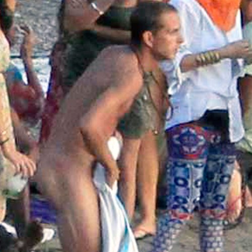 Andrea Casiraghi, desnudo: cambio de bañador en la playa