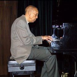 Funeral de Bebo Valdés: hombre unido a un piano