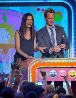 Sandra Bullock y Neil Patrick Harris en los Kids' Choice Awards 2013