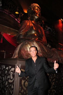 Jean-Claude Van Damme en su discoteca Buddha Bar