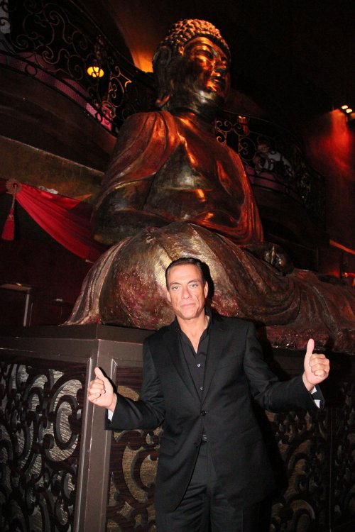 Jean-Claude Van Damme en su discoteca Buddha Bar