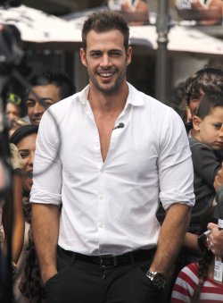 William Levy, seductor con camisa blanca