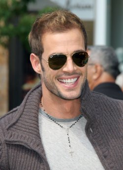 William Levy con gafas de sol