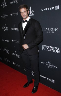 Wiliam Levy, hombre estilo con esmoquin