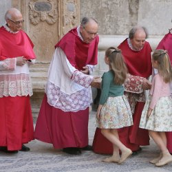 Las Infantas Leonor y Sofía, en la Pascua de la Semana Santa 2013