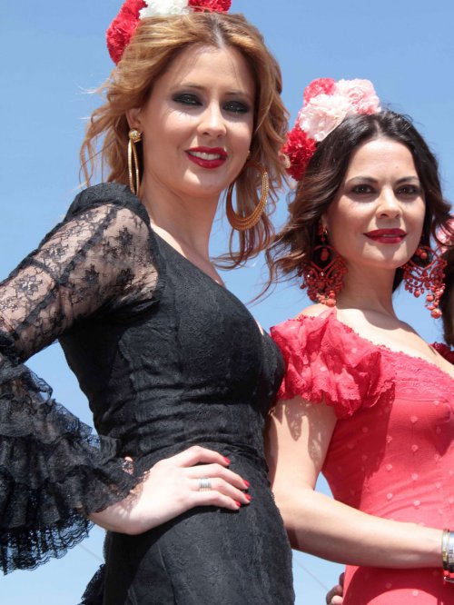 Looks de famosas en la Feria de Abril: María José Suárez y Elizabeth Reyes