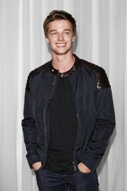 Patrick Schwarzenegger en un evento de Playstation
