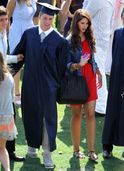 Patrick Schwarzenegger junto a su hermana, Katherine Schwarzenegger, en su graduación