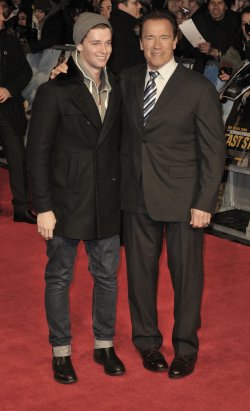 Patrick Schwarzenegger posa en la alfombra roja con su padre, Arnold Schwarzenegger