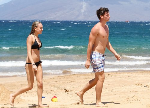 Patrick Schwarzenegger muy sexy en la playa con su novia, Taylor Burns