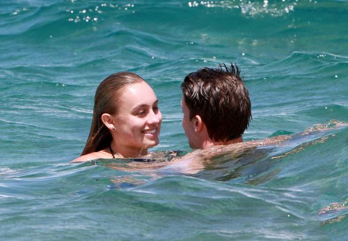 Patrick Schwarzenegger juega en la playa con su novia, Taylor Burns