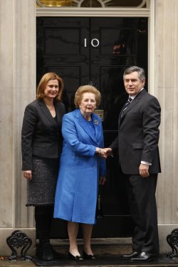 Margaret Thatcher saluda al también ex primer ministro británico Gordon Brown