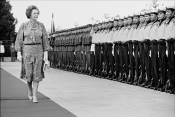 Margaret Thatcher pasando revista a las tropas
