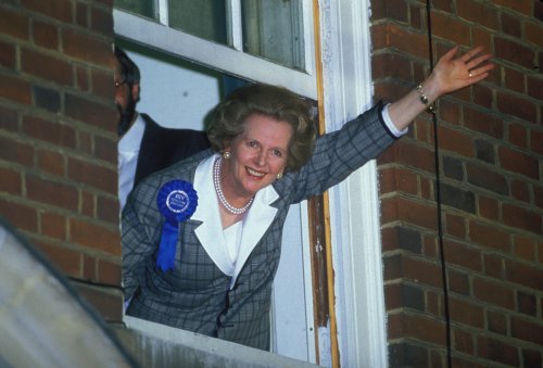 Margaret Thatcher saluda desde el balcón