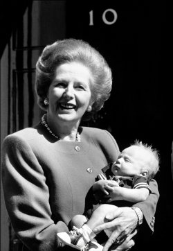 Margaret Thatcher muestra orgullosa a su nieto Michael a la prensa