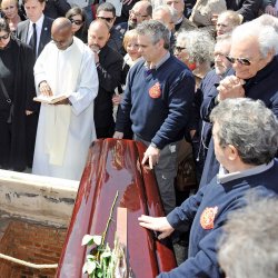 El entierro de Sara Montiel: máximo dolor de sus amigos