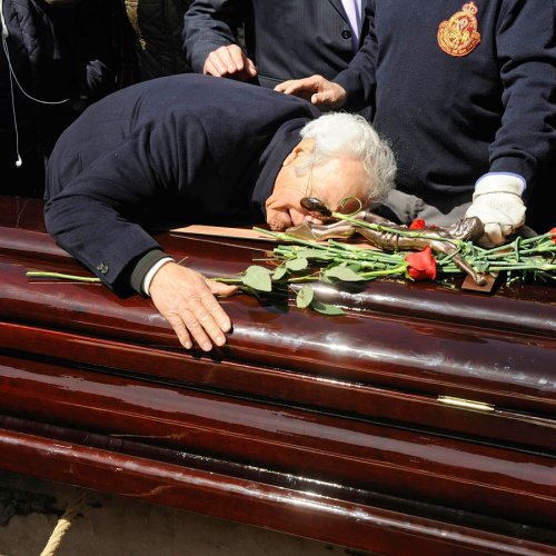 Giancarlo Viola se derrumba en el entierro de Sara Montiel