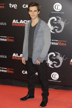 Marc Clotet con un look juvenil en la premiere de 'Alacrán enamorado'